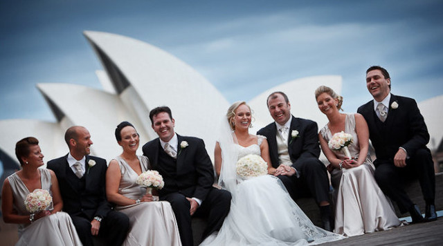 澳大利亚，澳大利亚人结婚的平均花费约为6.5万美元(约合人民币40万元)，不过对于有钱人来说，这些钱也就够买个鲜花的。