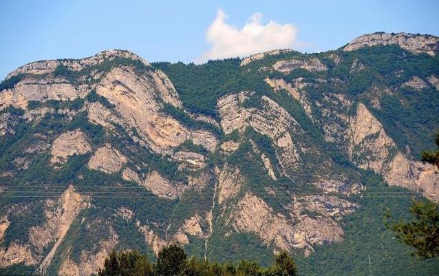 241公里断层现闪电状,科学家:可能发生7.5级以上地震