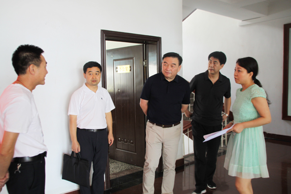 局局长贾软贤,市编办主任段树新陪同下深入市档案局调研指导档案工作