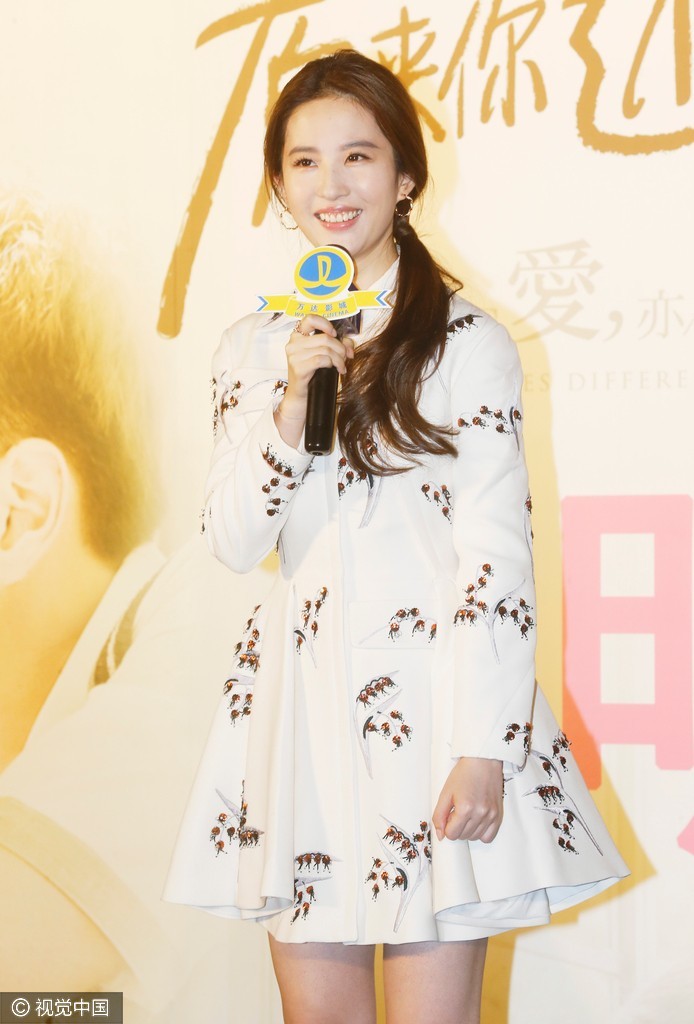 刘亦菲：白色亮片刺绣大衣裙搭尖头鞋 温婉淑女