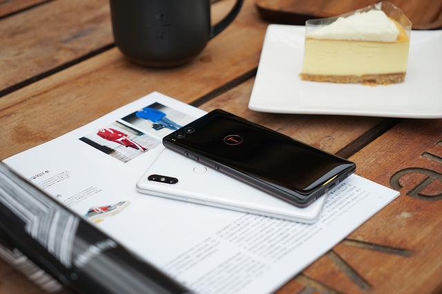 坚果R1到底值得买吗?我们对比小米MIX2S来检