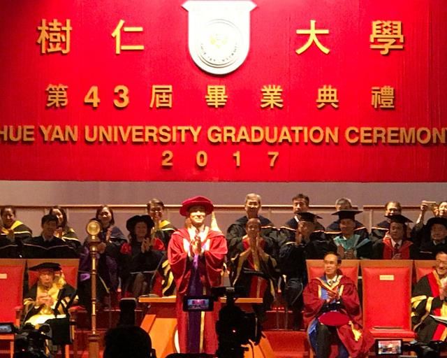 年过六旬刘德华获博士学位,毕业感言不多,一句