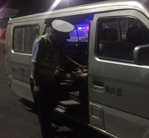 客车拆座变货车 私自改装遭处罚