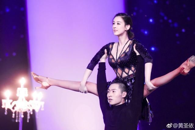 黄圣依贴身男舞伴热舞,已有二孩身材依旧了得