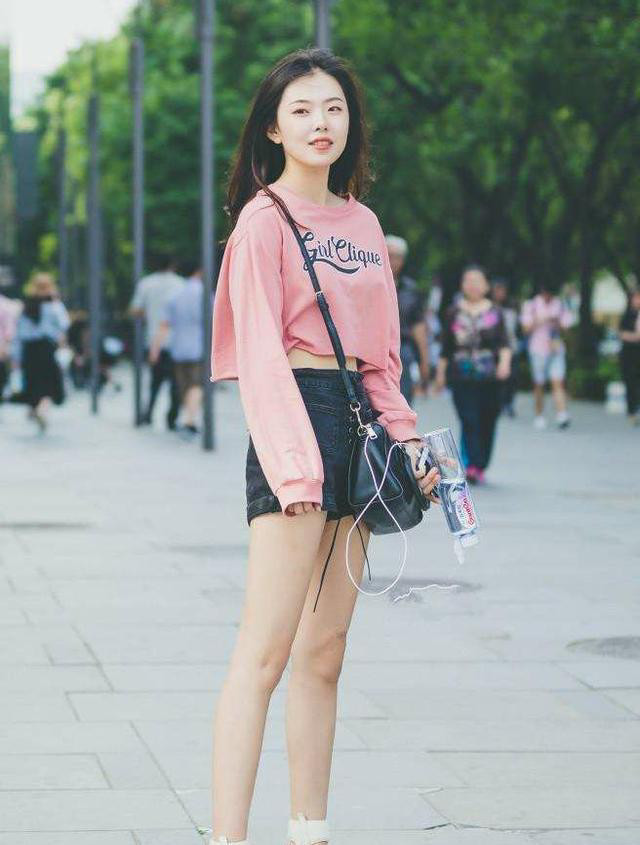 街拍:图四健美裤,修饰完美线条,展示高挑身材