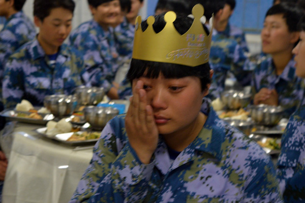 不仅是身边有了一群亲如姐妹的战友陪着，更是因为她们穿上这身军装，从此生命便与祖国紧紧相系。