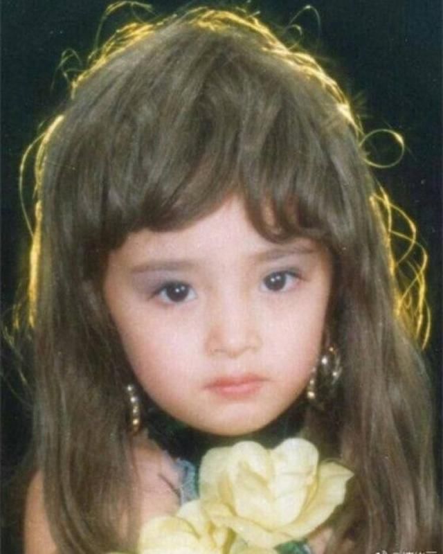 杨幂女儿小糯米近照曝光,被网友吐槽长得像周