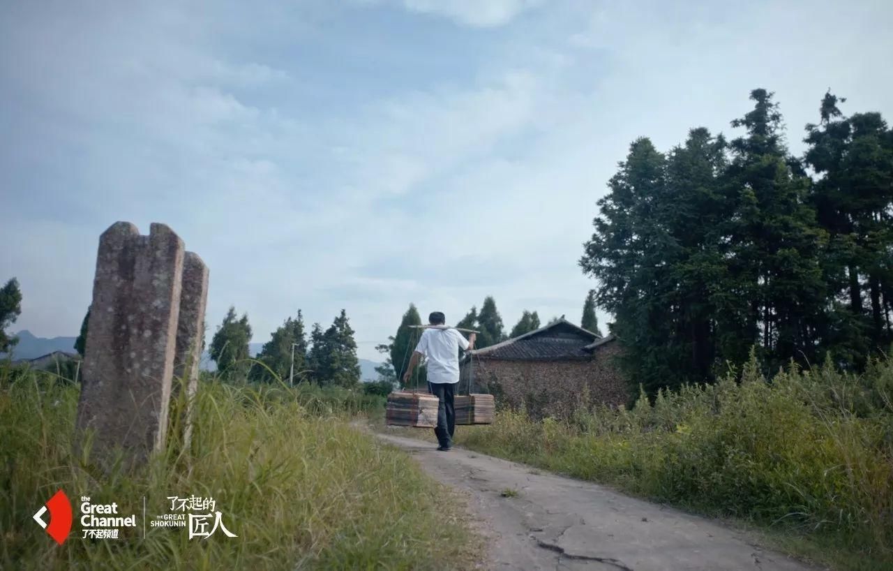 为了传承1000年前发明的木活字,他坚持了43年