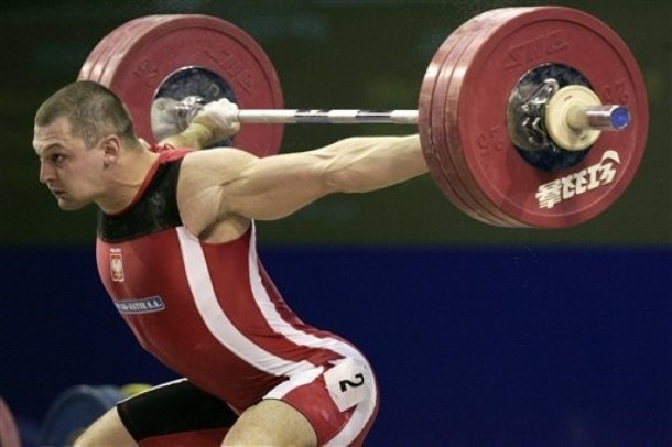 技术失误等因素极易造成手臂反折。