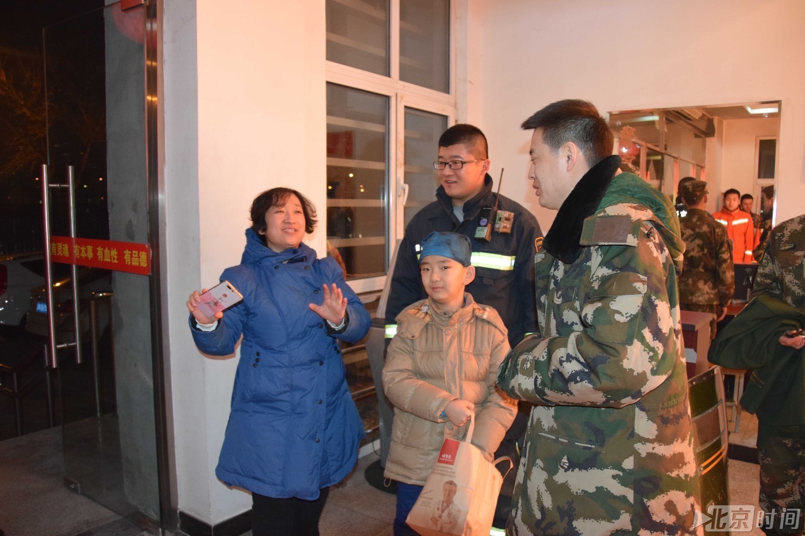 【家国网聚 网络旺年】孩子们把他们当做偶像 他们坚守岗位守护一方平安 【家国网聚 网络旺年】孩子们把他们当做偶像 他们坚守岗位守护一方平安