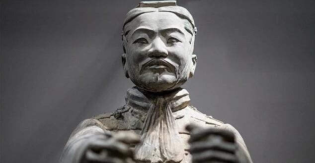 中国兵马俑在美国展览,没想到展览时大拇指被掰走