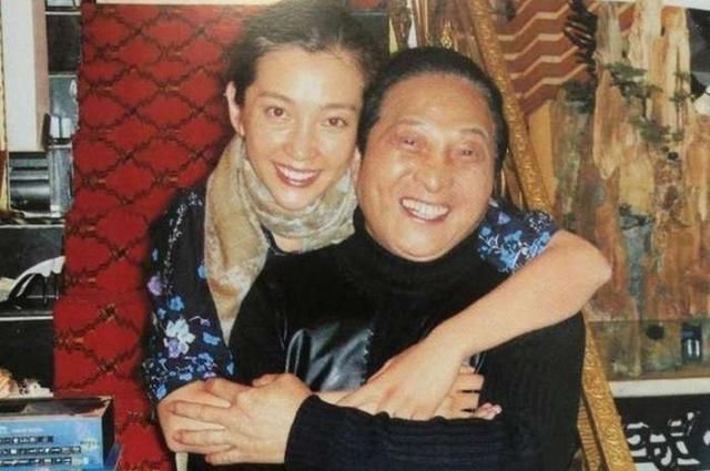 袁立晒出李冰冰与王林的旧照,扬言:再攻击我就