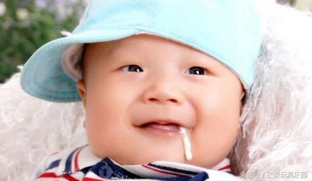 宝宝吃奶以后出现吐奶!记住下面4点宝宝吐奶的