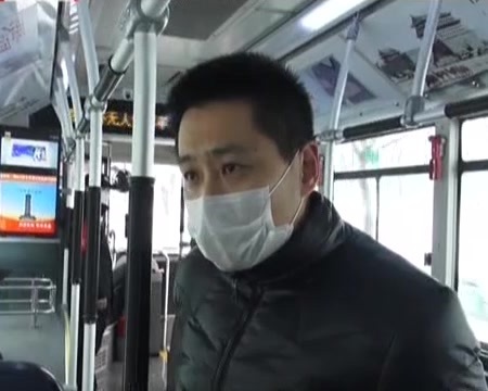 疫情防控一线：公交坚守岗位  护送平安出行