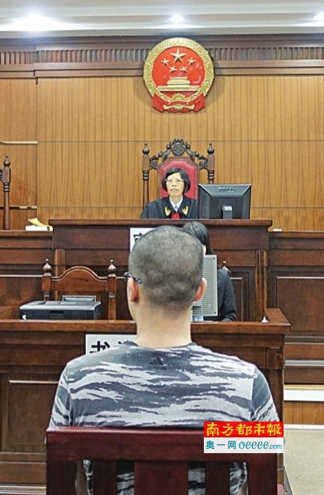 男子通过 男子通过