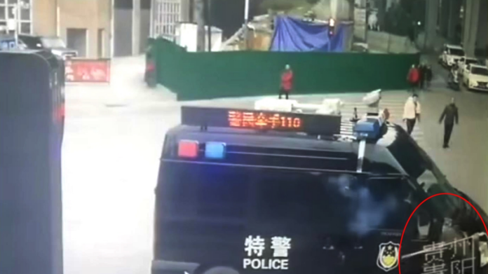 男子刀砍警车被开枪击毙?警方:是催泪喷射器,男子已送精神病院 男子刀砍警车被开枪击毙?警方:是催泪喷射器,男子已送精神病院