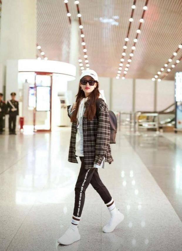 新红楼梦女主蒋梦婕机场无人围观,同剧女配杨