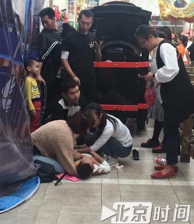 10岁男孩玩海盗船“飞出”？ 商家否认：系腿磕碰到设施