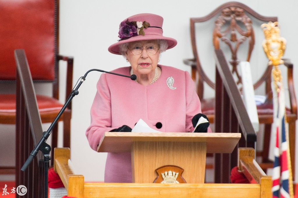 英国女王伊丽莎白二世,樱花粉裙装,92岁老太太