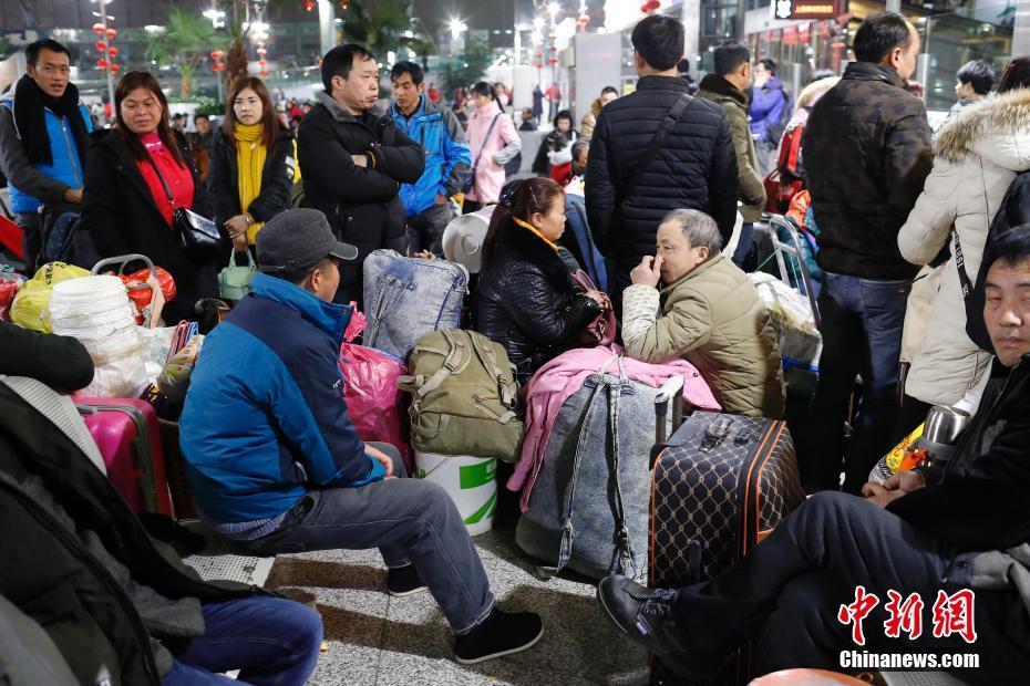 上海南站，返乡的旅客大包小包的等待着检票。