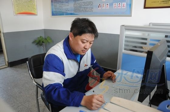 【新闻特写】劳动创造幸福 奋斗成就梦想