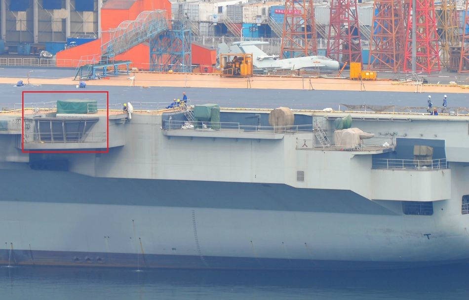 红框内是舰载机着舰指挥官战位（LSO）和新型逃生滑道，作用比“辽宁舰”上的更高效。
