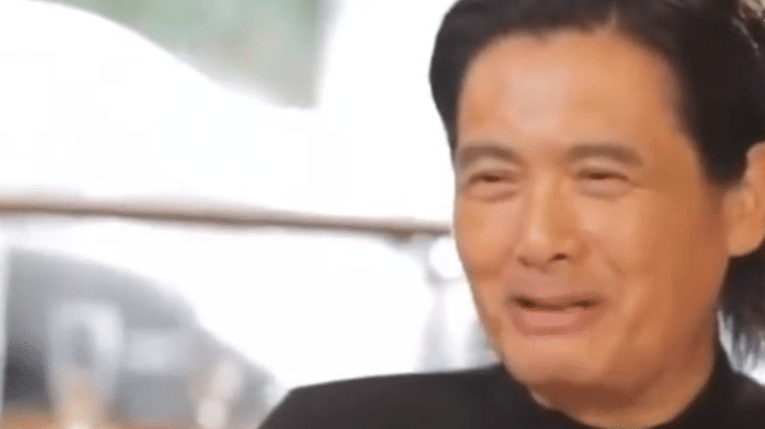 周润发地位到底有多高，出席韩国颁奖礼，一露面全场起立致敬！