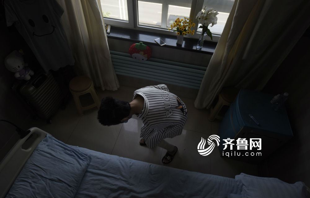 她会上千次的练习下蹲、站起，尝试着把胳膊伸直弯曲再伸直，疼痛如同学舞蹈时拉筋，可她咬牙坚持着。她甚至开始计划以后的生活，她不想再学幼儿师范这个专业，希望换一个“有点手艺”的专业，以后“可以养活自己”。