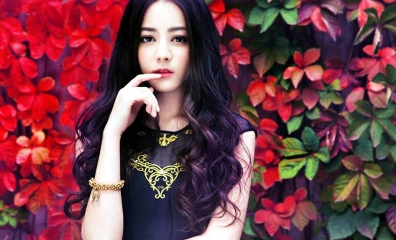 迪丽热巴的胸几罩杯 性感身材丰满胸部太诱人