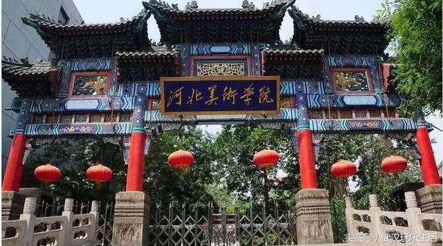 中国一个像景点的大学,学生住城堡,一个城堡花