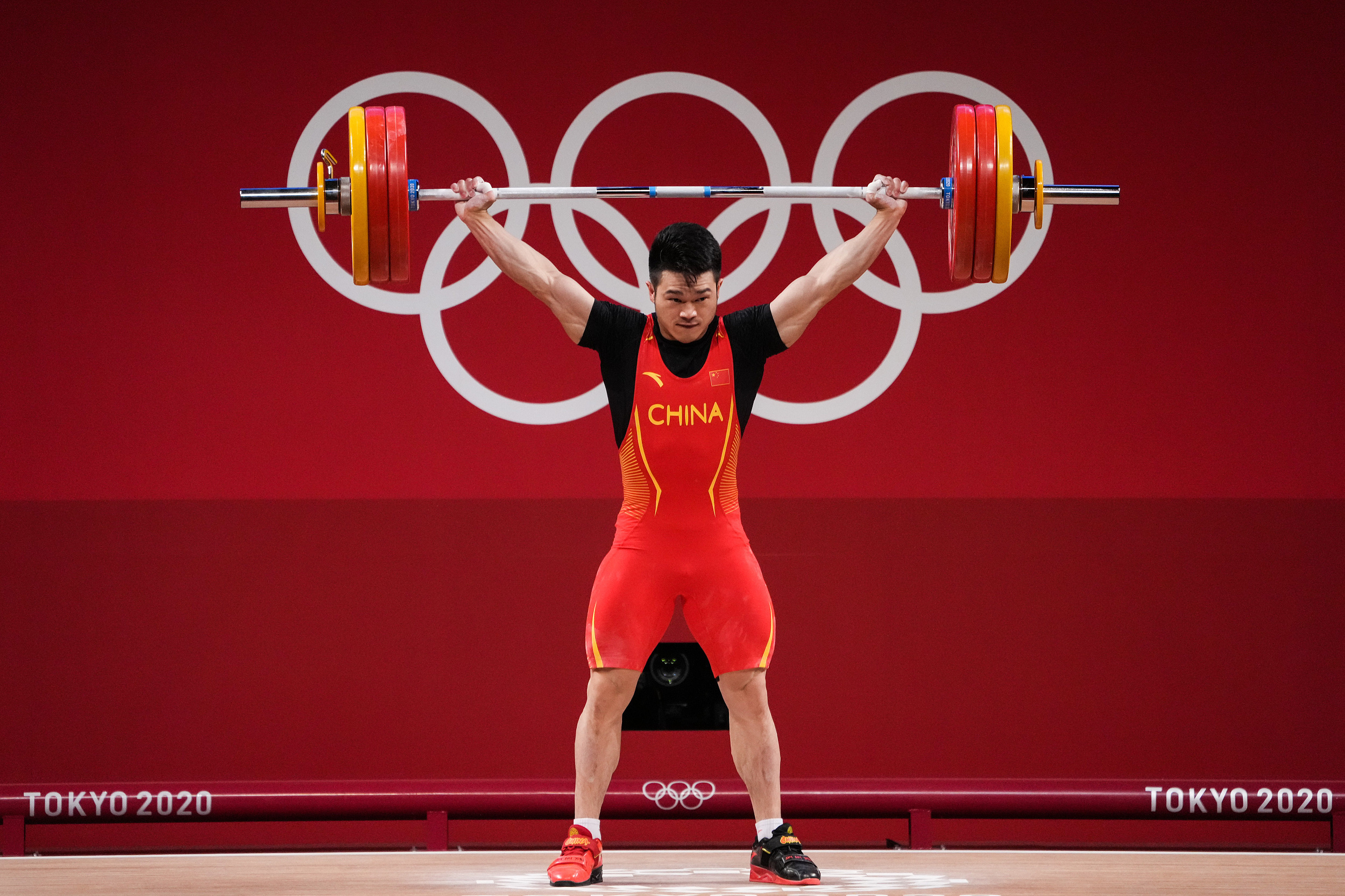 这就是中国力量!石智勇获得男子举重73公斤级冠军!