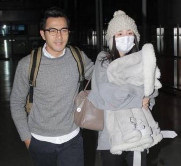 杨幂深夜现身机场,刘恺威前来接机一路搂抱热