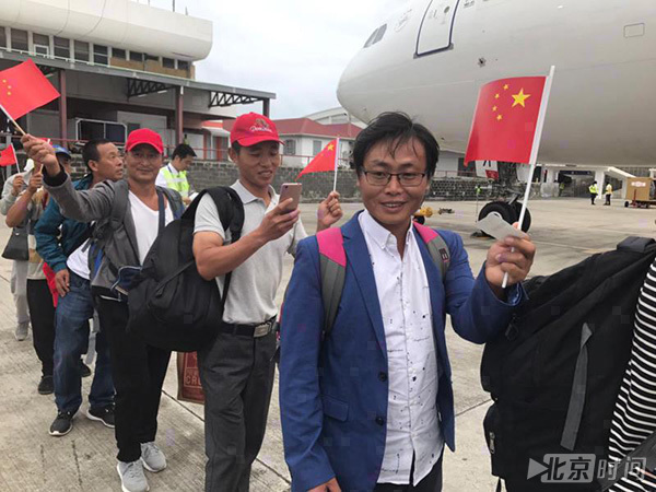 你可以想象现场等候多时的同胞们的欢呼声有多么热烈。“厉害了，我的国！”“回家了”“中国力量，祖国万岁！”“感谢祖国，接我回家！”这些平时习惯了默默劳作的中国劳动者们，都情不自禁地大声喊叫着祖国母亲的名字，大家拿出早已准备好的五星红旗，兴奋地冲着人群摇动着，一路走过海关、安检，直到登机。图/中国青年网