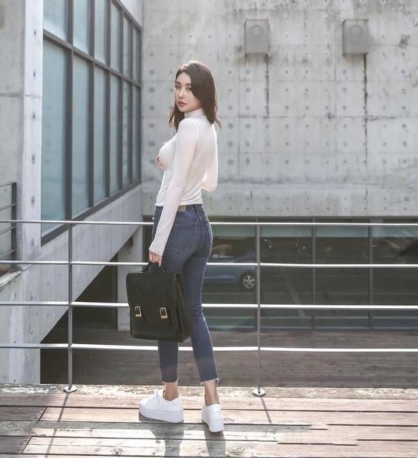 牛仔裤使美女迷人 的身材与魅力完美融合,彰显