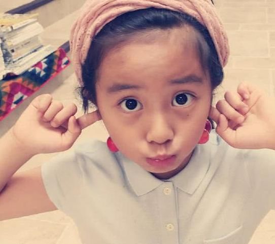 黄磊女儿多多打耳洞被网友指责性早熟,今一幅