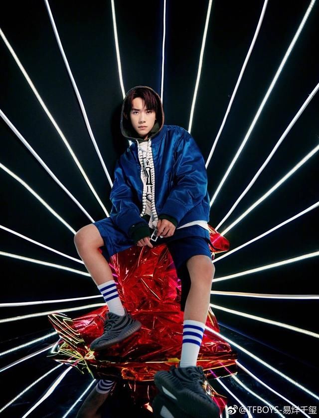 看了易烊千玺穿长筒袜,多少妹子开始怀疑人生