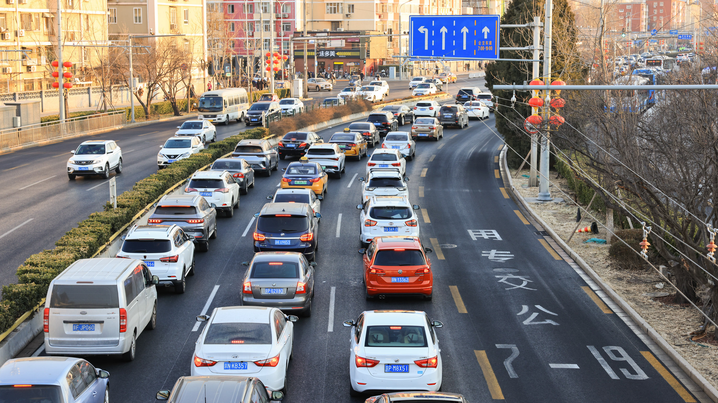 15分钟只经过一辆公交车!公交专用道周末空落落太浪费 15分钟只经过一辆公交车!公交专用道周末空落落太浪费