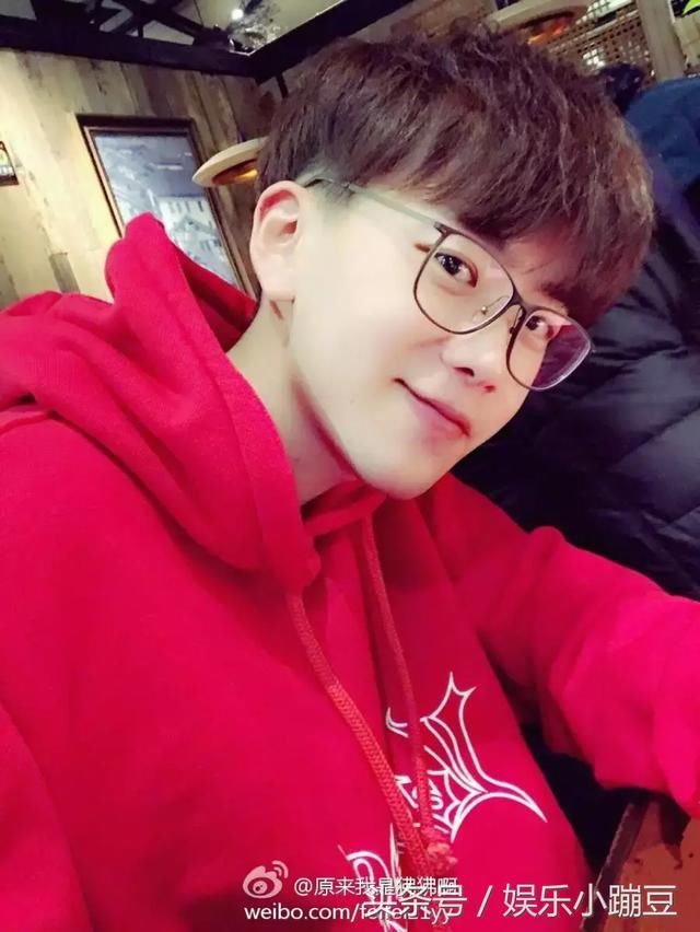 自从抖音男神费启鸣摘掉眼镜上快乐大本营,网