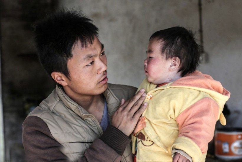 哥哥和嫂子不想照顾2个年幼孩子,双双离家出走