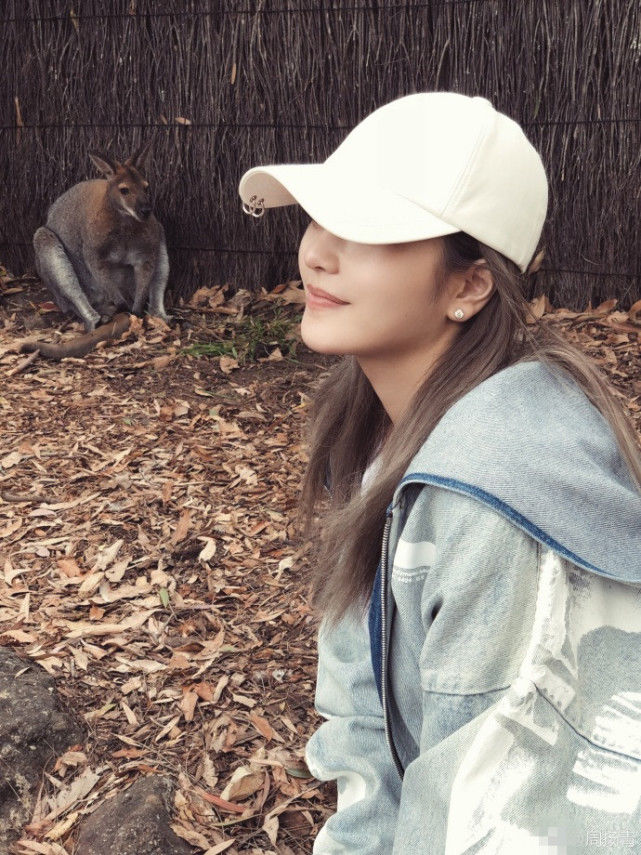 周扬青晒男友视角美照,掩面甜笑腿长一米八