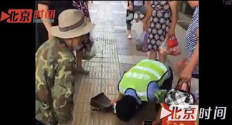 河南下跪协管员:我们不是“土匪” 长辈下跪晚辈该回礼 河南下跪协管员:我们不是“土匪” 长辈下跪晚辈该回礼