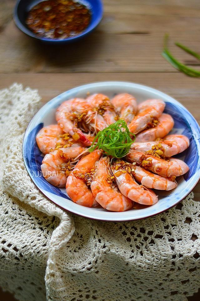 原汁原味,清淡鲜香的菜肴~ 【清蒸虾】 材料:虾200g,蒜3瓣,姜1块 调料