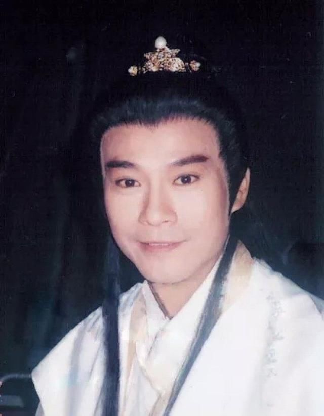 愧悔还是真爱过?他在沈殿霞去世后首次摘下假发以示追思