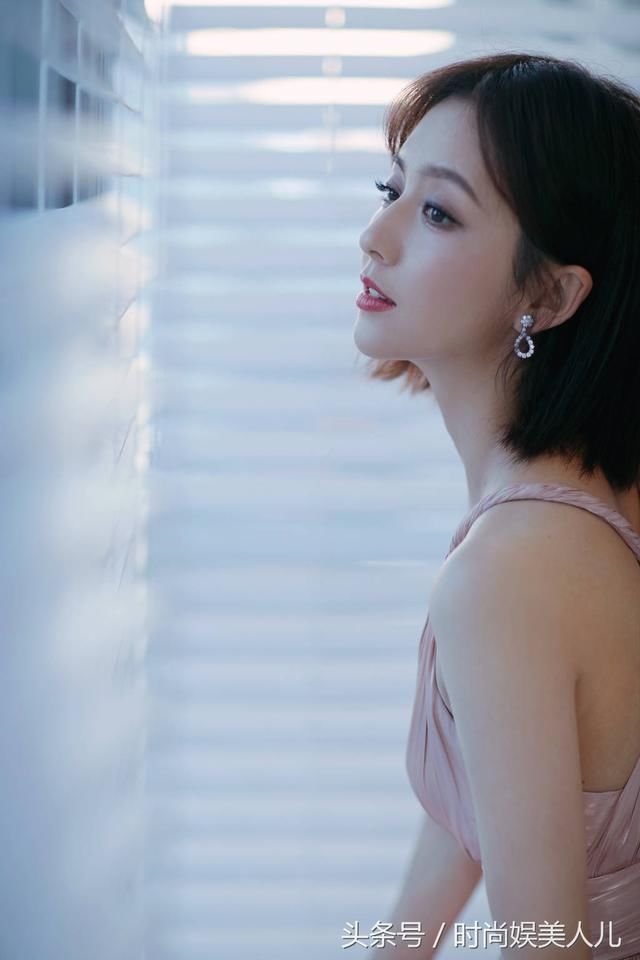 佟丽娅微微仰头,精致的脸庞,气质优雅!