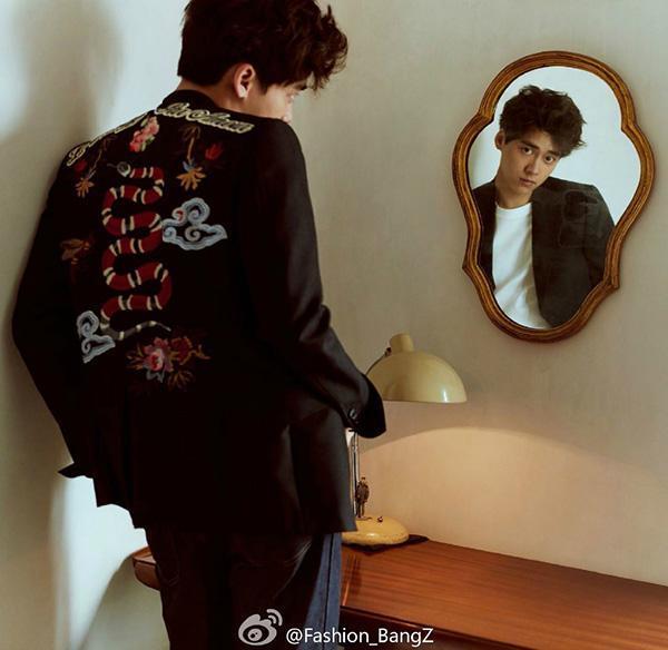 为了吸睛,杨幂胸前珊瑚蛇,郭彩洁脚穿蟒蛇,她满