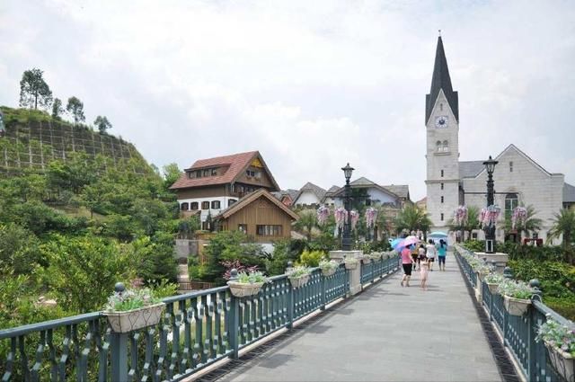 奥地利小镇意外走红,千人小镇瞬间涌入数万中