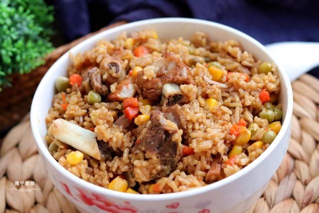 电饭锅排骨焖饭这样做,比饭店好吃10倍,做上一锅饭都不够吃!