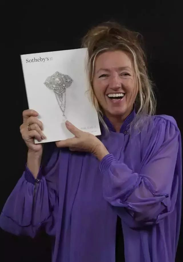 她旧货摊买了枚玻璃戒指 没想到价值650万