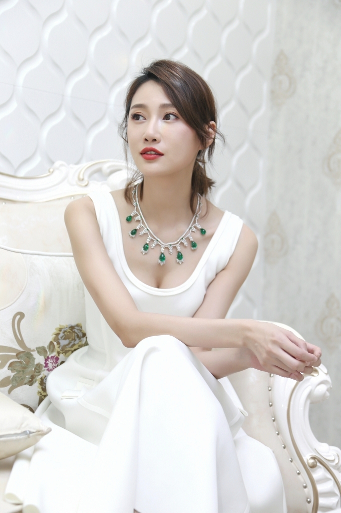 衣q高人自带反光板?李斯羽示范夏日降温穿搭