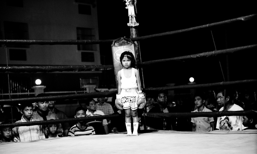 这一传统遭到不少人权组织的强烈抗议，泰拳作为一项血腥的格斗运动，对尚在生长发育期的儿童的伤害显而易见。